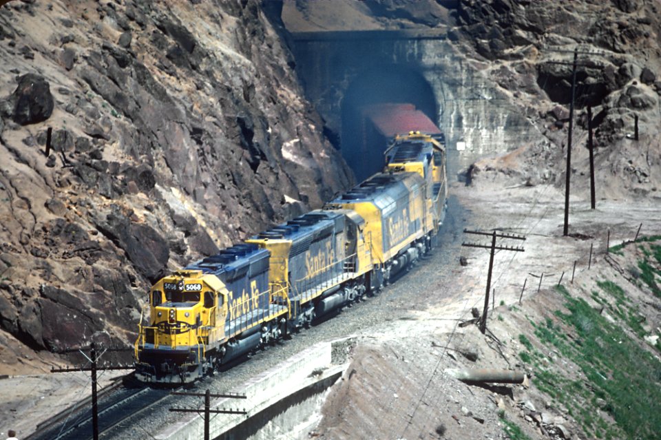 ATSF 5068 March 1980, an eastbound between East Cliff and West Rowen exiting Tunnel 7 and heading to Tunnel 8 (30852797294)