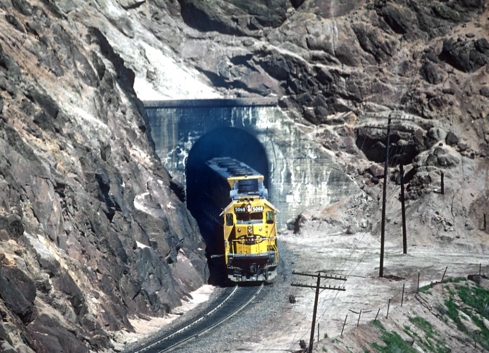 ATSF 5068 March 1980, an eastbound between East Cliff and West Rowen exiting Tunnel 7 and heading to Tunnel 8 (31694343575)