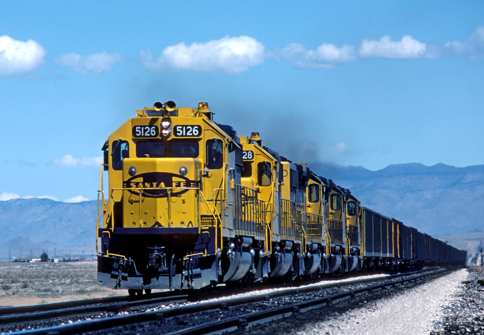 ATSF 5126 a westbound near Kingman, AZ in March 1981 (31675604986)