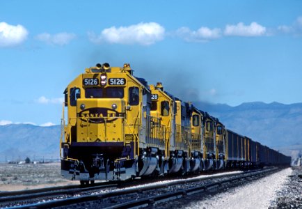 ATSF 5126 a westbound near Kingman, AZ in March 1981 (31675604986)