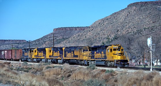 ATSF 5147, 5931, and more at Valentine, AZ in March 1981 02 (31675630145)