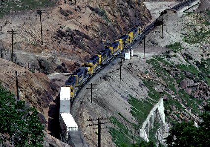 ATSF westbound between East Cliff and West Rowen exiting Tunnel 8 and heading to Tunnel 7 in March 1980 (31694360975)