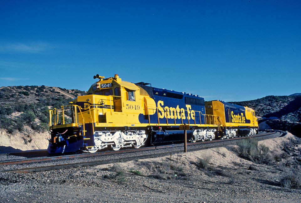 ATSF 5918 and 5049 juast west of Summit,CA (Cajon Pass) in February 1981 (31694358395)