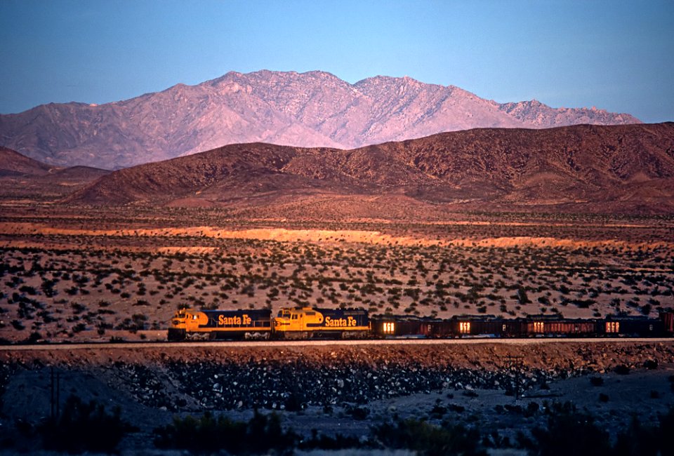 ATSF 8052 and 5978 westbound between Ash Hill and Klondike, CA in the Mojave Desert on the Needles Sub. in February 1984 (31638775446)