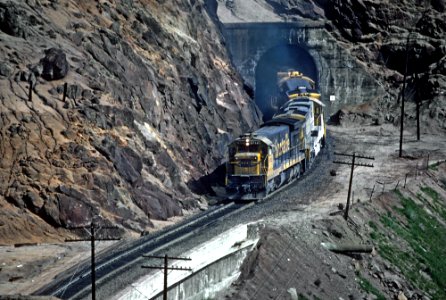ATSF 8712 in March 1980, an eastbound between East Cliff and West Rowen exiting Tunnel 7 and heading to Tunnel 8 (31321964460)
