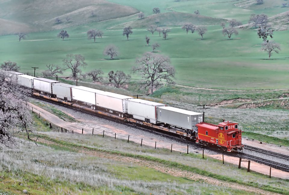 ATSF 999029 caboose in the Tehachapis in March 1985 (30747872383)
