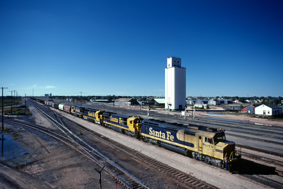 ATSF F45 5978 at the west end of the yard in Clovis, NM in October 1985 (36455837611)