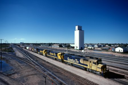ATSF F45 5978 at the west end of the yard in Clovis, NM in October 1985 (36455837611)