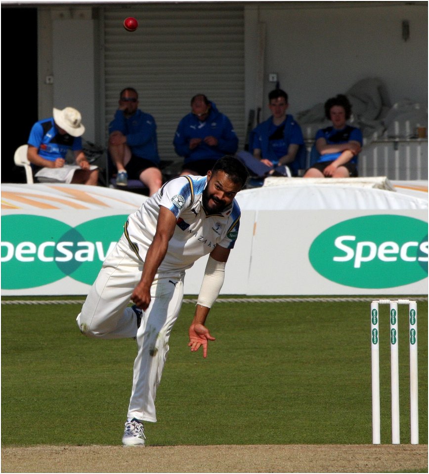 Azeem Rafiq 2017 Yorks v Hampshire bowling (33845505482)