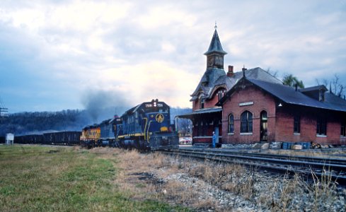 B&O 7591 SD40, 3767 GP40, and 6045 GP40 at Point of Rocks, MD in December 1980 (33885522855)