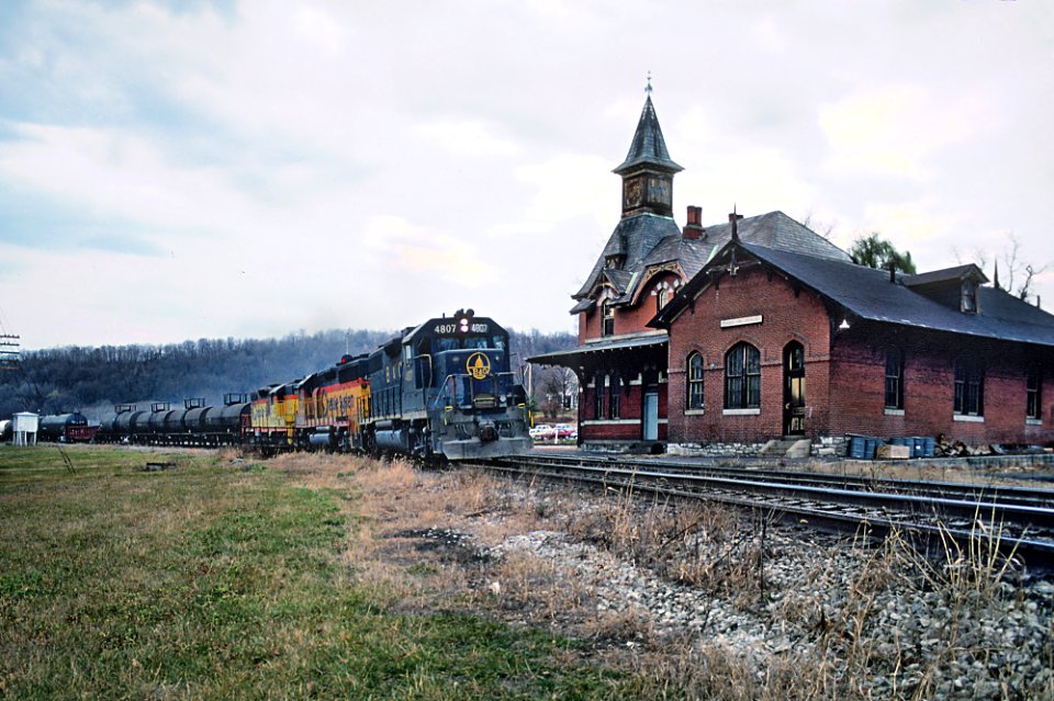 B&O GP38 4807 at Point of Rocks, MD in December 1980 (33844389866)