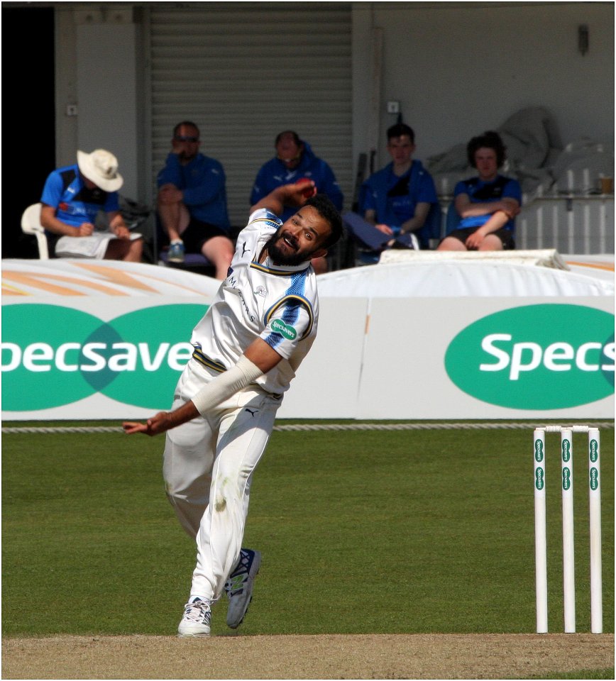 Azeem Rafiq 2017 Yorks v Hampshire bowling (33190266973)