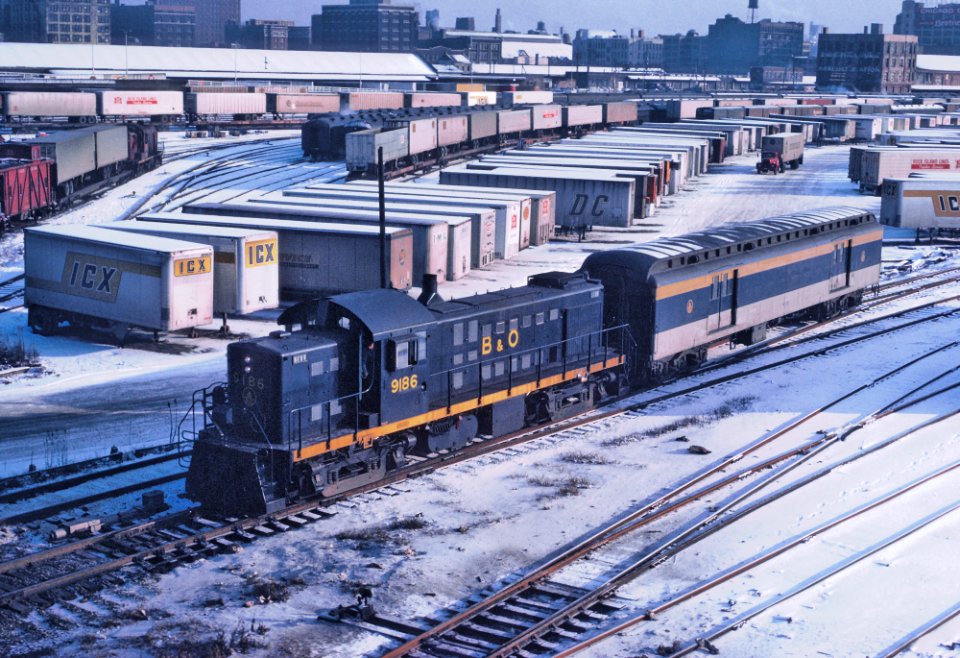 B&O RS-1 9186 on the Grand Central Station leads shot from Chicago's Roosevelt Road Viaduct on December 26, 1967 (37028318033)