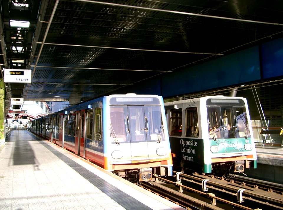 B92-71-67-HeronQuays-CIMG2204 (36229577250)