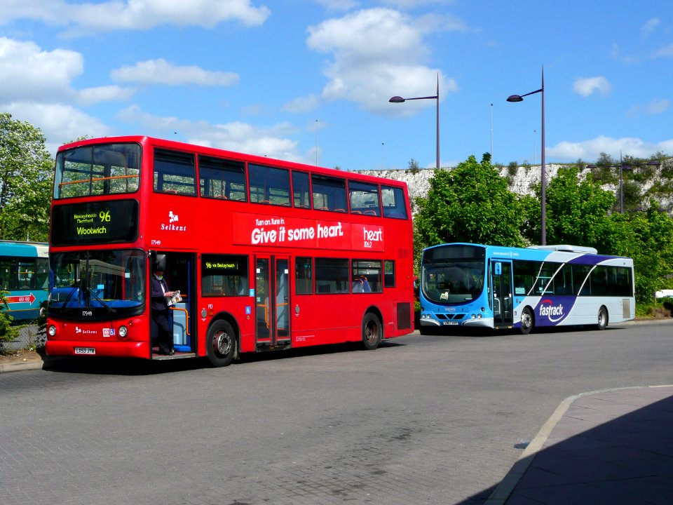 BluewaterBusStn-LondonBusRte96-LX53JYN-Fastrack-GN07AVP-P1090383