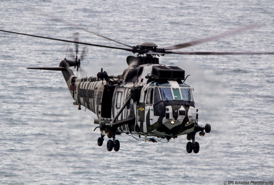 Bournemouth Air Festival - Westland Sea King HC4 - Royal Navy - ZE425 (20069716446)