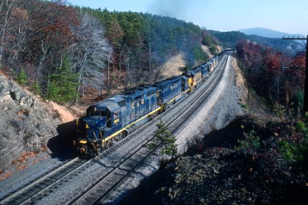 C&O 3892 westbound empty hopper train at Moss Run, VA in October 1981 (32074391496)
