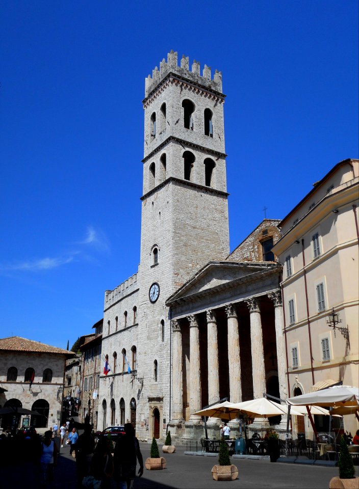 Captain's palace (before 1282); People's tower (1305) and Minerva's temple (about 50-25 BC) at Assisi (37305439001)