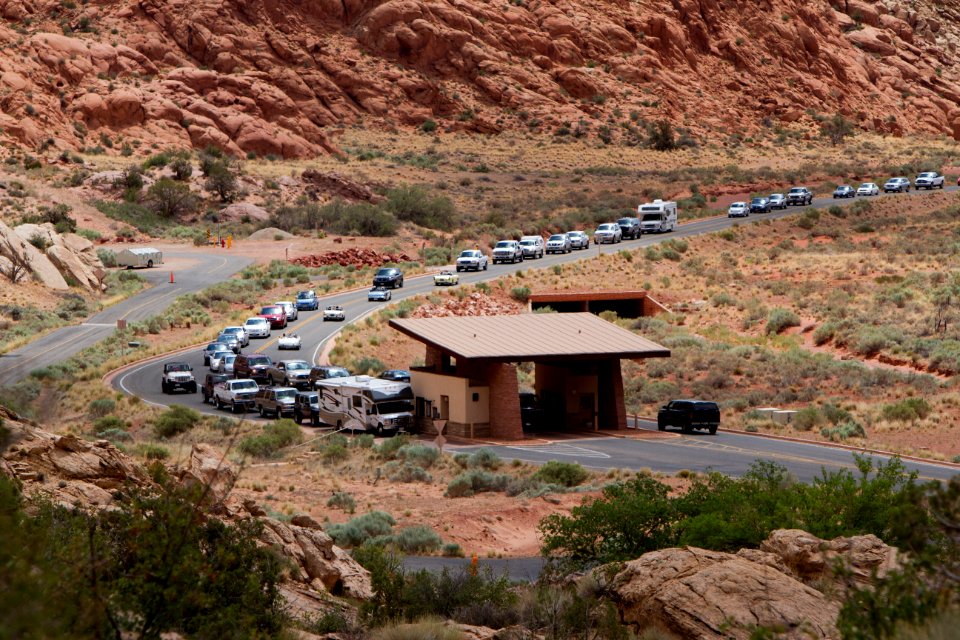 Cars in line at Arches entrance (29438457628)