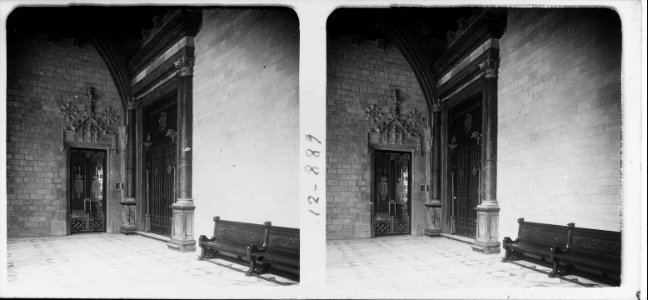 Nova porta i reixa del palau de Sant Jordi a la Diputació de Barcelona