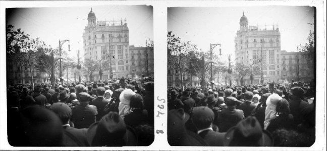 Nova vista d ' un home escalant per un fanal de la Plaça Catalunya de Barcelona