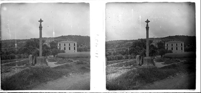 Nova vista d ' una creu de terme a Viver