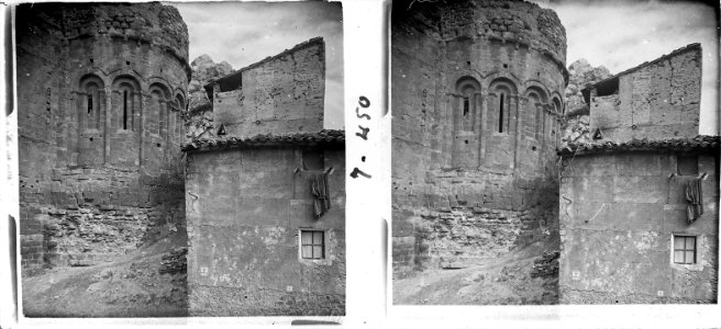 Nova vista de l ' absis de l'església vella de Camarasa