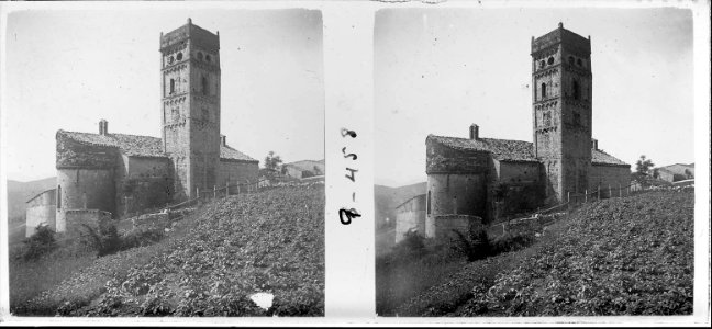 Nova vista de l'església romànica de Molló