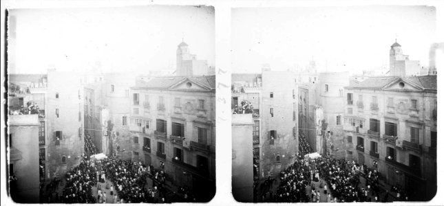 Nova vista de la celebració d ' una festivitat pels carrers de Barcelona