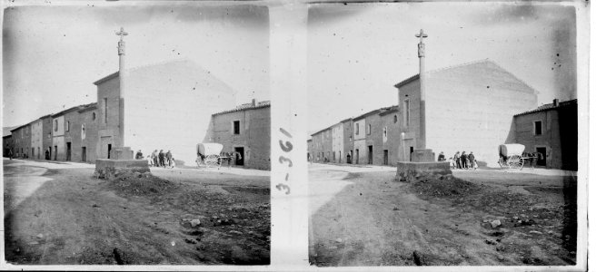 Nova vista de la creu de terme de Bellpuig