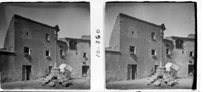 Nova vista de la creu de terme de Ciutadilla