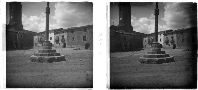 Nova vista de la creu de terme i del campanar de l'església de Benavent de Segrià