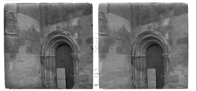 Nova vista de la petita porta frontal de la catedral de Tarragona