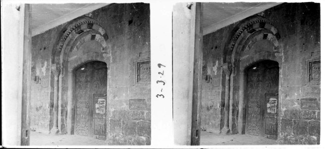 Nova vista de la porta del monestir de Sant Joan de les Abadesses