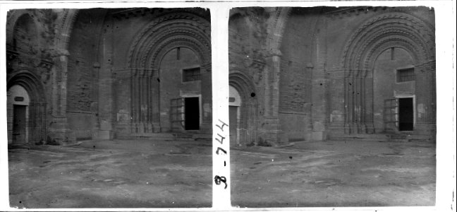 Nova vista de la portalada dels fillols a la catedral vella de Lleida