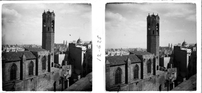 Nova vista del campanar de Santa Àgata amb una panoràmica de la ciutat de Barcelona