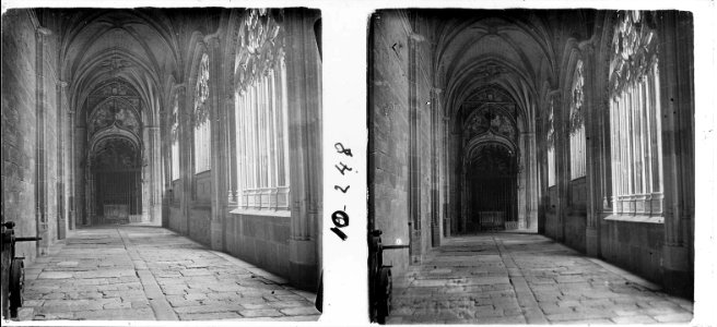 Nova vista del claustre de la catedral de Segòvia photo