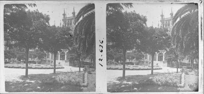 Nova vista del jardí i de la façana de l ' escola jesuïta de Sant Ignaci a Sarrià