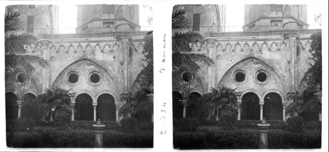 Nova vista del pati d ' un claustre a Tarragona