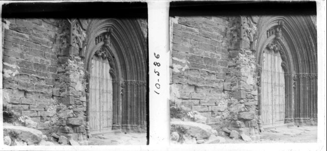 Nova vista del portal romànic de l'església de Sant Salvador a Vilanova de Meià