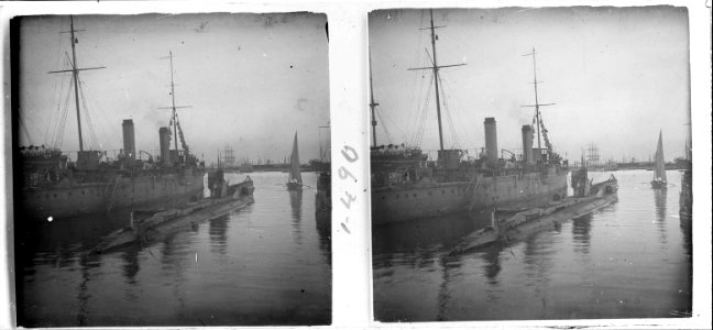 Nova vista del submarí alemany U - 74 al port de Barcelona