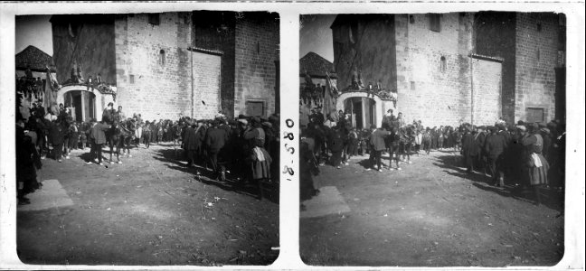 Nova vista dels Tres Tombs a la plaça de l'església de Martorell