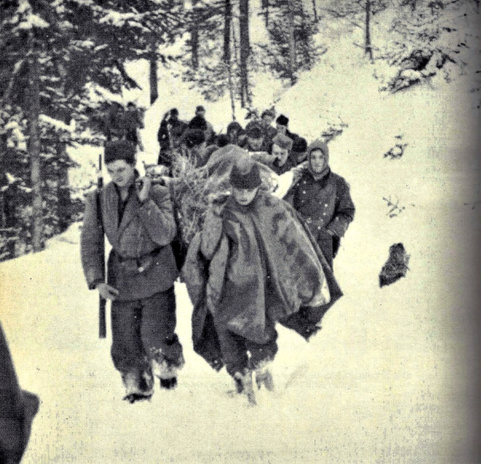 Nošenje ranjenih borcev 14. divizije
