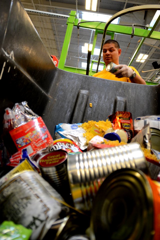NRD Houston volunteers at Houston Food Bank 150320-N-VN372-002