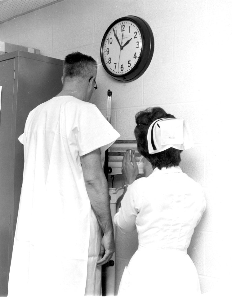 Nurse performing weight check (25472394527)