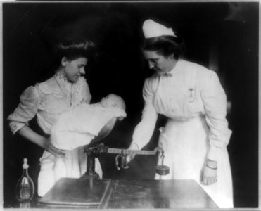 Nurses weighing baby at the Cincinnati pure milk station LCCN2007678804