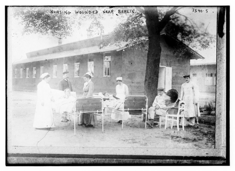 Nursing wounded near Berlin LCCN2014699398