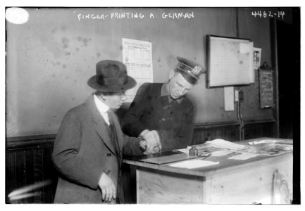 NYC police) fingerprinting a German (1917) - Bain News Service LCCN2014706324 photo