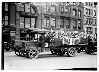 Orphans going to Coney Island, 1911 LCCN2014689424 photo