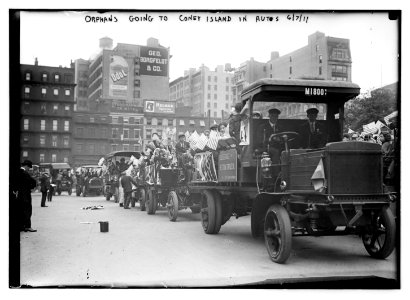 Orphans going to Coney Island in Autos, 6-7-11 LCCN2014689472